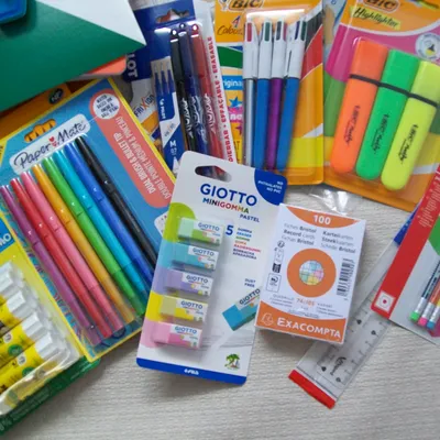 Lot papeterie et fournitures scolaires